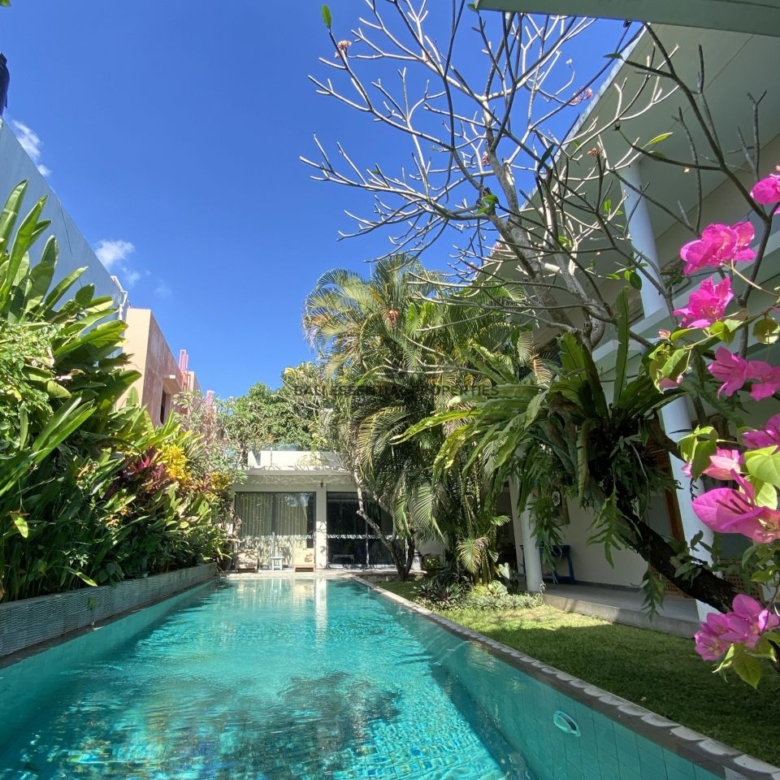 spacious 4 bedroom villa for rent in tumbak bayuh sc235 3
