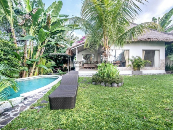 traditional tropical 2 bedroom villa for leasehold sale in gianyar ra037